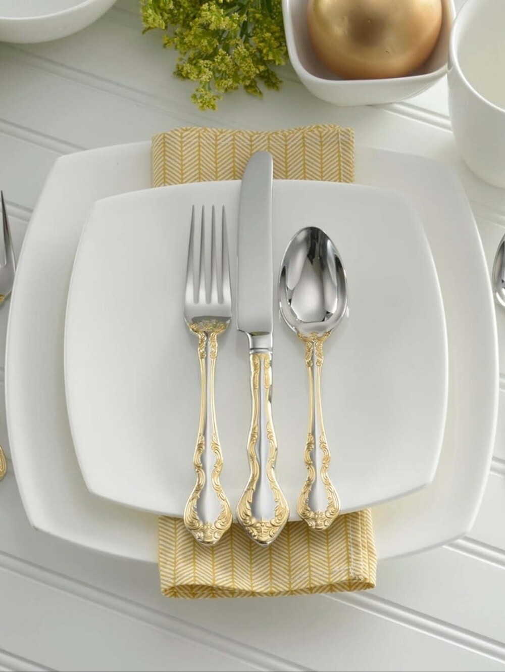 Oneida Golden Mandolina 45 Piece Fine Flatware Set. Service for 8